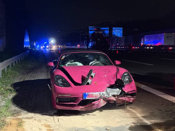 Rettungshubschrauber im Einsatz: Porsche kollidiert mit Motorrad auf der A2 bei Castrop Richtung Oberhausen - Autobahn voll gesperrt 7aIMG: 0552820 Rettungshubschrauber im Einsatz: Porsche kollidiert mit Motorrad auf der A2 bei Castrop Richtung Oberhausen - Autobahn voll gesperrtNordrhein-Westfalen, Castrop *** Rescue helicopter in action Porsche collides with motorcycle on the A2 near Castrop in the direction of Oberhausen Freeway fully closed 7aIMG 0552820 Rescue helicopter in action Porsche collides with motorcycle on the A2 near Castrop in the direction of Oberhausen Freeway fully closedNorth Rhine-Westphalia, Castrop Copyright: 7aktuell.dex xMarcxGruber 0552820 20260403_7a_express_20260403_3305_552820