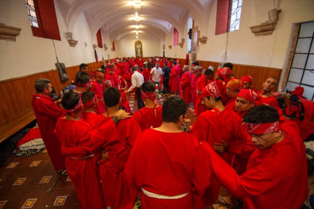 Brotherhoods penitents prepare before the start the procession of silence for Holy Week celebrations in Temple of Santa Cruz celebrating 60 years of tradition. As Easter approaches, honors one of the solemn religious traditions, the funeral march, know as Silence Procession. on April 3, 2026 in Queretaro, Mexico. Queretaro Mexico  - ZUMAe321 20260403_zia_e321_094 Copyright: xJosexCarrerax