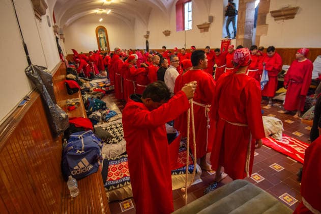 Brotherhoods penitents prepare before the start the procession of silence for Holy Week celebrations in Temple of Santa Cruz celebrating 60 years of tradition. As Easter approaches, honors one of the solemn religious traditions, the funeral march, know as Silence Procession. on April 3, 2026 in Queretaro, Mexico. Queretaro Mexico  - ZUMAe321 20260403_zia_e321_097 Copyright: xJosexCarrerax