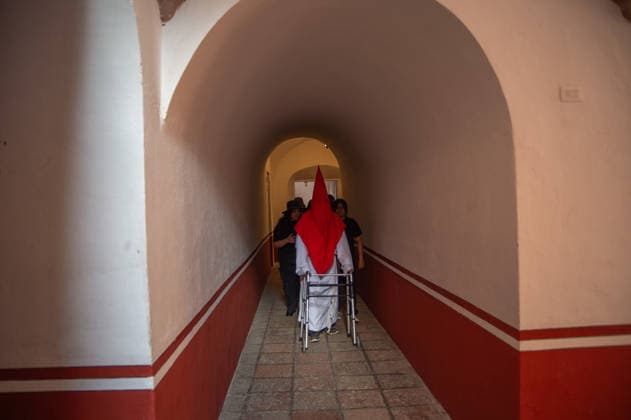 A Hooded penitent prepare before the start the procession of silence for Holy Week celebrations in Temple of Santa Cruz celebrating 60 years of tradition. As Easter approaches, honors one of the solemn religious traditions, the funeral march, know as Silence Procession. on April 3, 2026 in Queretaro, Mexico. Queretaro Mexico - ZUMAe321 20260403_zia_e321_086 Copyright: xJosexCarrerax