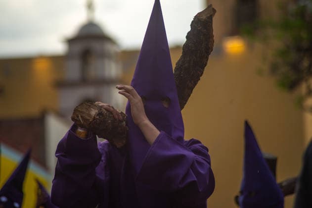 Holy Week Procession of Silence A Hooded penitent carry a wooden cross and takes a vow of silence as taking part during the procession of silence for Holy Week celebrations in Temple of Santa Cruz, celebrating 60 years of tradition. As Easter approaches, honors one of the solemn religious traditions, the funeral march, know as Silence Procession. on April 3, 2026 in Queretaro, Mexico. (Photo by Jose Carrera Eyepix Group) Copyright: xJosexCarrerax xEyepixxGroupx JFC_03042026_179993