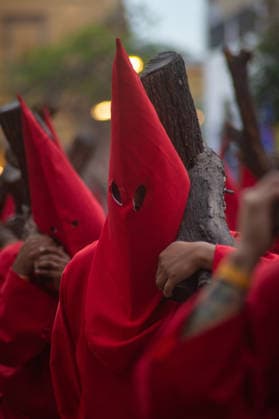 A Hooded penitent carry a wooden cross and takes a vow of silence as taking part during the procession of silence for Holy Week celebrations in Temple of Santa Cruz, celebrating 60 years of tradition. As Easter approaches, honors one of the solemn religious traditions, the funeral march, know as Silence Procession. on April 3, 2026 in Queretaro, Mexico. Queretaro Mexico  - ZUMAe321 20260403_zia_e321_105 Copyright: xJosexCarrerax