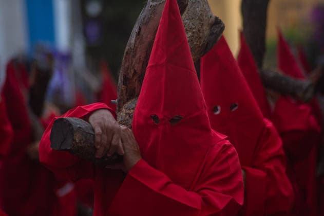 A Hooded penitent carry a wooden cross and takes a vow of silence as taking part during the procession of silence for Holy Week celebrations in Temple of Santa Cruz, celebrating 60 years of tradition. As Easter approaches, honors one of the solemn religious traditions, the funeral march, know as Silence Procession. on April 3, 2026 in Queretaro, Mexico. Queretaro Mexico - ZUMAe321 20260403_zia_e321_103 Copyright: xJosexCarrerax