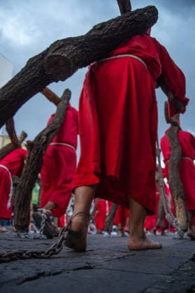 A Hooded penitent carry a wooden cross and takes a vow of silence as taking part during the procession of silence for Holy Week celebrations in Temple of Santa Cruz, celebrating 60 years of tradition. As Easter approaches, honors one of the solemn religious traditions, the funeral march, know as Silence Procession. on April 3, 2026 in Queretaro, Mexico. Queretaro Mexico - ZUMAe321 20260403_zia_e321_104 Copyright: xJosexCarrerax