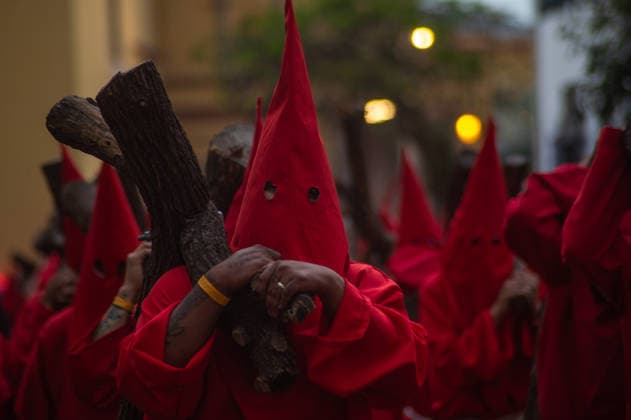 A Hooded penitent carry a wooden cross and takes a vow of silence as taking part during the procession of silence for Holy Week celebrations in Temple of Santa Cruz, celebrating 60 years of tradition. As Easter approaches, honors one of the solemn religious traditions, the funeral march, know as Silence Procession. on April 3, 2026 in Queretaro, Mexico. Queretaro Mexico - ZUMAe321 20260403_zia_e321_107 Copyright: xJosexCarrerax