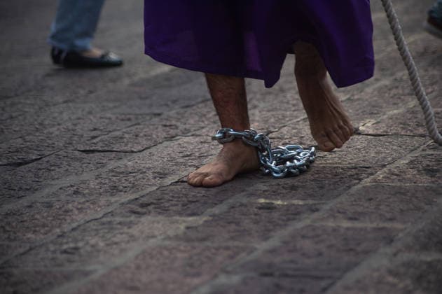 A Hooded penitent carry a wooden cross and takes a vow of silence as taking part during the procession of silence for Holy Week celebrations in Temple of Santa Cruz, celebrating 60 years of tradition. As Easter approaches, honors one of the solemn religious traditions, the funeral march, know as Silence Procession. on April 3, 2026 in Queretaro, Mexico. Queretaro Mexico - ZUMAe321 20260403_zia_e321_111 Copyright: xJosexCarrerax