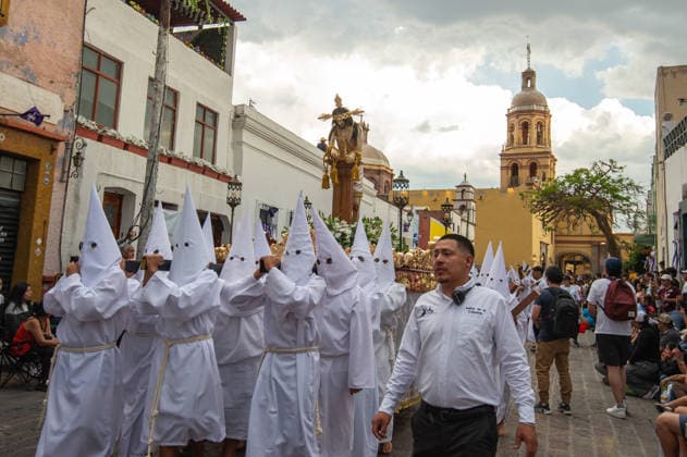 Hooded penitents carry a religious image and take a vow of silence as taking part during the procession of silence for Holy Week celebrations in Temple of Santa Cruz, celebrating 60 years of tradition. As Easter approaches, honors one of the solemn religious traditions, the funeral march, know as Silence Procession. on April 3, 2026 in Queretaro, Mexico. Queretaro Mexico - ZUMAe321 20260403_zia_e321_116 Copyright: xJosexCarrerax