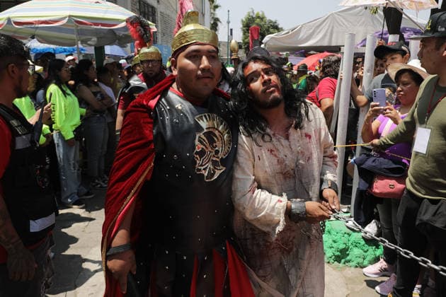 A person representing Jesus Christ taking part during the 40th anniversary of the Passion of Christ at Tenorios neighborhood in Iztapalapa . on April 3, 2026 in Mexico City, Mexico. Mexico City Mexico - ZUMAe321 20260403_zia_e321_127 Copyright: xIanxRoblesx