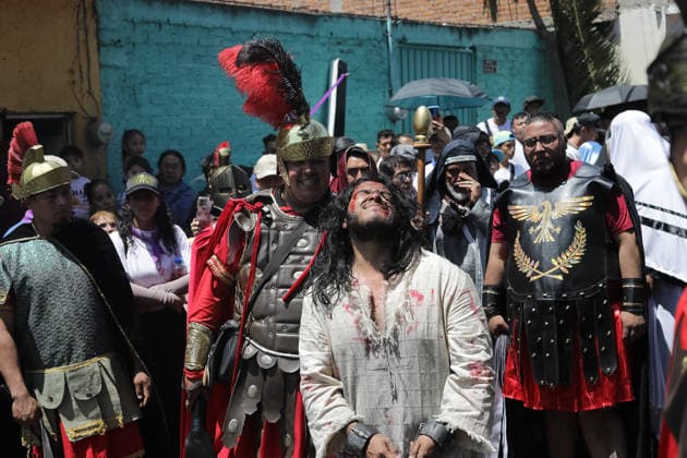 A person representing Jesus Christ taking part during the 40th anniversary of the Passion of Christ at Tenorios neighborhood in Iztapalapa . on April 3, 2026 in Mexico City, Mexico. Mexico City Mexico - ZUMAe321 20260403_zia_e321_129 Copyright: xIanxRoblesx