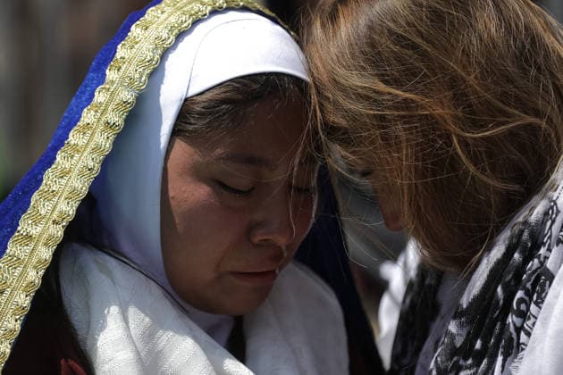 A person representing Virgin Maria taking part during the 40th anniversary of the Passion of Christ at Tenorios neighborhood in Iztapalapa . on April 3, 2026 in Mexico City, Mexico. Mexico City Mexico  - ZUMAe321 20260403_zia_e321_136 Copyright: xIanxRoblesx