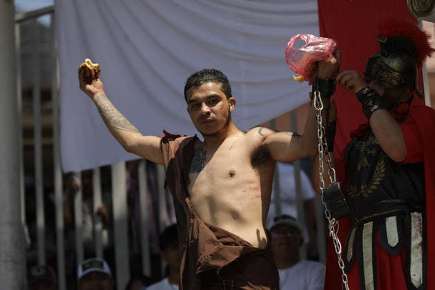 A penitent taking part during the 40th anniversary of the Passion of Christ at Tenorios neighborhood in Iztapalapa . on April 3, 2026 in Mexico City, Mexico. Mexico City Mexico  - ZUMAe321 20260403_zia_e321_139 Copyright: xIanxRoblesx