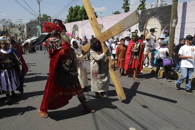 A person representing Jesus Christ carries a cross during the 40th anniversary of the Passion of Christ at Tenorios neighborhood in Iztapalapa . on April 3, 2026 in Mexico City, Mexico. Mexico City Mexico  - ZUMAe321 20260403_zia_e321_146 Copyright: xIanxRoblesx