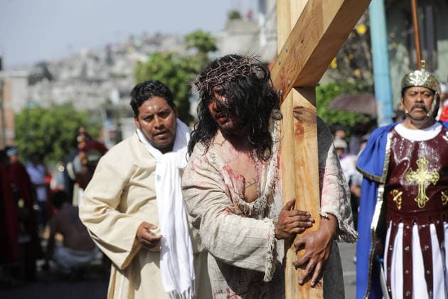 A person representing Jesus Christ carries a cross during the 40th anniversary of the Passion of Christ at Tenorios neighborhood in Iztapalapa . on April 3, 2026 in Mexico City, Mexico. Mexico City Mexico  - ZUMAe321 20260403_zia_e321_149 Copyright: xIanxRoblesx