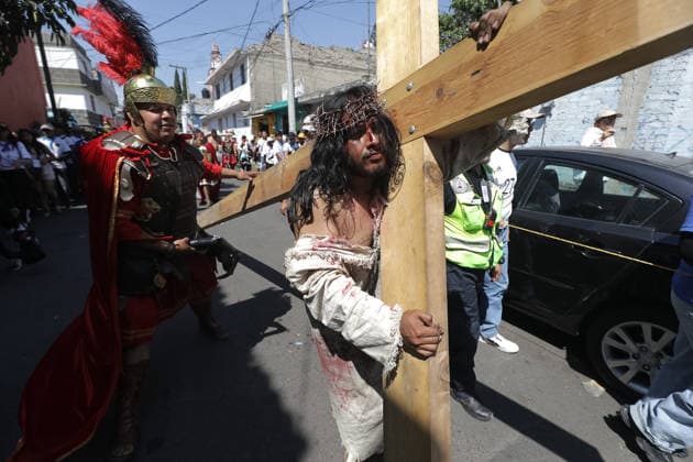 A person representing Jesus Christ carries a cross during the 40th anniversary of the Passion of Christ at Tenorios neighborhood in Iztapalapa . on April 3, 2026 in Mexico City, Mexico. Mexico City Mexico - ZUMAe321 20260403_zia_e321_141 Copyright: xIanxRoblesx