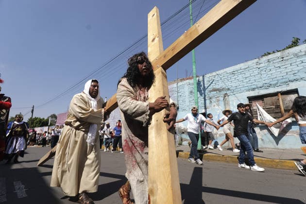 A person representing Jesus Christ carries a cross during the 40th anniversary of the Passion of Christ at Tenorios neighborhood in Iztapalapa . on April 3, 2026 in Mexico City, Mexico. Mexico City Mexico - ZUMAe321 20260403_zia_e321_147 Copyright: xIanxRoblesx