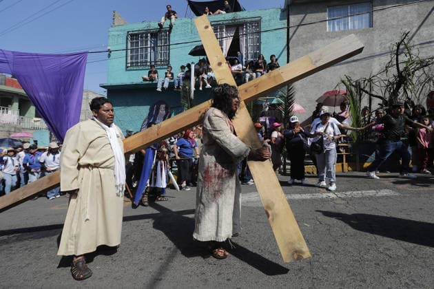 A person representing Jesus Christ carries a cross during the 40th anniversary of the Passion of Christ at Tenorios neighborhood in Iztapalapa . on April 3, 2026 in Mexico City, Mexico. Mexico City Mexico - ZUMAe321 20260403_zia_e321_150 Copyright: xIanxRoblesx