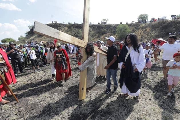 A person representing Jesus Christ carries a cross during the 40th anniversary of the Passion of Christ at Tenorios neighborhood in Iztapalapa . on April 3, 2026 in Mexico City, Mexico. Mexico City Mexico - ZUMAe321 20260403_zia_e321_153 Copyright: xIanxRoblesx