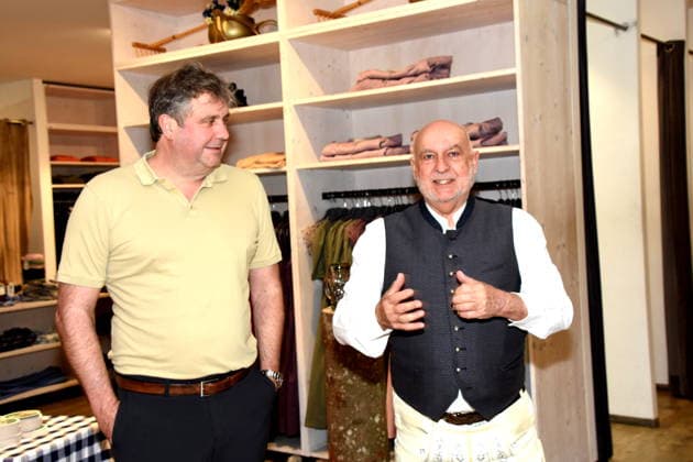 Werner von Molthe Owner Molthe Sports GmbH Dr Axel Munz Angermaier Tracht Muenchen 04 04 2026 Angermaier Tracht PDC EUROPE AND ANGERMAIER TRACHTEN Photo session On the occasion of the seventh ELTEN Safety Shoes German Darts Grand Prix in Munich the reigning