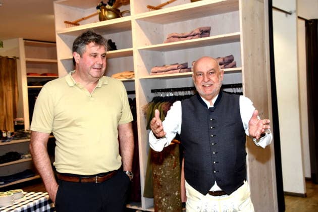 Werner von Molthe Owner Molthe Sports GmbH Dr Axel Munz Angermaier Tracht Muenchen 04 04 2026 Angermaier Tracht PDC EUROPE AND ANGERMAIER TRACHTEN Photo session On the occasion of the seventh ELTEN Safety Shoes German Darts Grand Prix in Munich the reigning