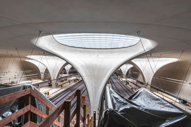 28 Kelchstützen mit Lichtaugen tragen das Bahnhofsdach und bringen natürliches Licht an die Bahnsteige. Tage der offenen Baustelle am neuen Hauptbahnhof. Drei Tage lang können sich Besucher über das Milliardenprojekt Stuttgart 21 informieren. Für die Besuchersteuerung wurden kostenlose Tickets ausgegeben, die innerhalb weniger Tage vergeben waren. Bis Ostermonat werder wieder rund 80000 Besucher erwartet. Wann der neue Durchgangsbahnhof öffnet, ist weiter unklar. Der Termin wurde bereits mehrfach verschoben. 04.04.2026, Stuttgart, Baden-Württemberg, Deutschland *** 28 chalice-shaped columns with light eyes support the station roof and bring natural light to the platforms Open construction site days at the new main station For thr