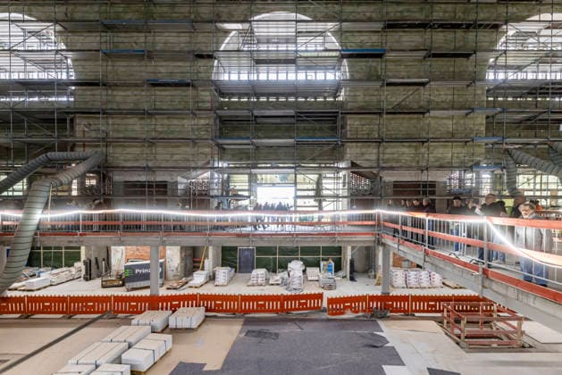 Blick in den denkmalgeschützten Bonatzbau. Tage der offenen Baustelle am neuen Hauptbahnhof. Drei Tage lang können sich Besucher über das Milliardenprojekt Stuttgart 21 informieren. Für die Besuchersteuerung wurden kostenlose Tickets ausgegeben, die innerhalb weniger Tage vergeben waren. Bis Ostermonat werder wieder rund 80000 Besucher erwartet. Wann der neue Durchgangsbahnhof öffnet, ist weiter unklar. Der Termin wurde bereits mehrfach verschoben. 04.04.2026, Stuttgart, Baden-Württemberg, Deutschland *** View of the listed Bonatz building Open construction site days at the new main station For three days, visitors can find out about the billion-euro Stuttgart 21 project Free tickets were issued for the visitor tour, which were so