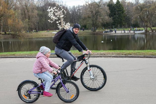 RUSSIA, MOSCOW - APRIL 4, 2026: A man takes a girl for a bicycle ride at the Tsitsin Main Botanical Garden of the Russian Academy of Sciences. Valery Sharifulin TASS  90889918