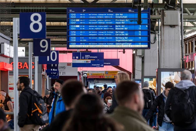 Passengers at the main station, passengers and departure board at Stuttgart main station 04 04 2026, Stuttgart, Baden Württemberg, Germany