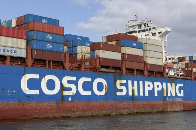 Containerschiff Xin Lian Yun Gang der Reederei China COSCO Shipping Corporation unterwegs auf der Elbe im Hafen von Hamburg, Deutschland Container ship Xin Lian Yun Gang of the shipping company China COSCO Shipping Corporation on the Elbe in the port of Hamburg, Germany Copyright: imageBROKER ChristopherxTamcke iblcrt17194024.jpg