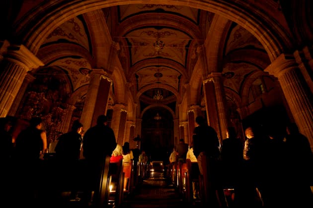 April 4, 2026, Zacatecas, Zacatecas, Mexico: Catholic parishioners hold candles during the Easter Vigil celebration at the Santo Domingo Temple in Zacatecas, Mexico. The liturgical celebration commemorates the resurrection of Jesus. Zacatecas Mexico - ZUMAo125 20260404_zip_o125_015 Copyright: xAntonioxOjedax