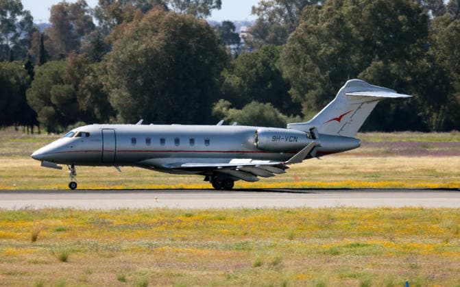 Don Juan Carlos lands in Seville on his first trip to Spain after the start of the war in the Middle East The King Emeritus arrives at the airport in a private plane from Abu Dhabi, on April 5, 2026, in Seville Andalusia, Spain PLANE TRAVEL KING ROYALTY Leandro Wassaul 05 04 2026 Seville Seville Seville Spain  Copyright: xLeandroxWassaulx 7416568