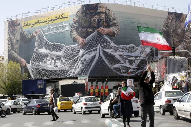 News Bilder des Tages A giant banner hung in Tehran with the message: The Strait of Hormuz will remain closed; the entire Persian Gulf is our hunting ground. TEHRAN, IRAN - APRIL 05: A general view of the giant banner hung Enghelab Square that reads, The Strait of Hormuz will remain closed; the entire Persian Gulf is our hunting ground. as daily life continues in Tehran, Iran on April 05, 2026. Fatemeh Bahrami Anadolu Tehran Iran. Editorial use only. Please get in touch for any other usage.  Copyright: x2026xAnadoluxFatemehxBahramix
