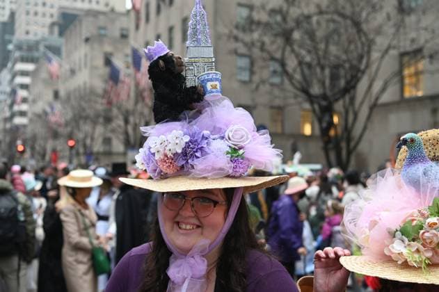 News Bilder des Tages US Easter Parade 9138200 05.04.2026 A woman wearing a costume and a hat takes part in the annual Easter Parade and Bonnet Festival on Fifth Avenue outside St. Patrick s Cathedral in New York City, United States. Alexei Alekseyev Sputnik New York USA  Copyright: xAlexeixAlekseyevx