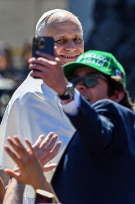 News Bilder des Tages ITALY - POPE LEO XIV PRESIDES OVER EASTER MASS IN ST PETER S SQUARE AT THE VATICAN - 2026 4 5 Italy, Rome, Vatican, 2026 4 5 Pope Leo XIV presides over Easter Mass in St. Peter s Square at the Vatican EDITORIAL USE ONLY - NO BOOKS Copyright: xALESSIAxGIULIANIx