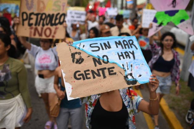 March for the Sea protest held in Veracruz against oil spills VERACRUZ, MEXICO - APRIL 5: Protesters march along the waterfront of the Port of Veracruz during the March for the Sea demonstration against hydrocarbon spills in Veracruz, Mexico, on April 5, 2026. Rolando Ramos Anadolu Veracruz Mexico. Editorial use only. Please get in touch for any other usage.  Copyright: x2026xAnadoluxRolandoxRamosx