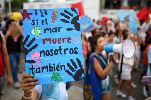 March for the Sea protest held in Veracruz against oil spills VERACRUZ, MEXICO - APRIL 5: Protesters march along the waterfront of the Port of Veracruz during the March for the Sea demonstration against hydrocarbon spills in Veracruz, Mexico, on April 5, 2026. Rolando Ramos Anadolu Veracruz Mexico. Editorial use only. Please get in touch for any other usage.  Copyright: x2026xAnadoluxRolandoxRamosx