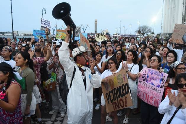 March for the Sea protest held in Veracruz against oil spills VERACRUZ, MEXICO - APRIL 5: Protesters march along the waterfront of the Port of Veracruz during the March for the Sea demonstration against hydrocarbon spills in Veracruz, Mexico, on April 5, 2026. Rolando Ramos Anadolu Veracruz Mexico. Editorial use only. Please get in touch for any other usage.  Copyright: x2026xAnadoluxRolandoxRamosx