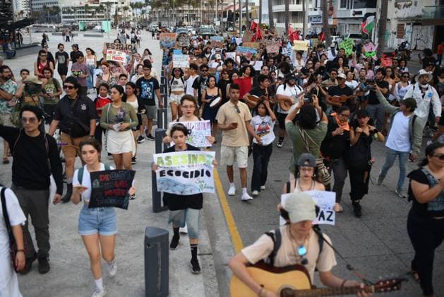 March for the Sea protest held in Veracruz against oil spills VERACRUZ, MEXICO - APRIL 5: Protesters march along the waterfront of the Port of Veracruz during the March for the Sea demonstration against hydrocarbon spills in Veracruz, Mexico, on April 5, 2026. Rolando Ramos Anadolu Veracruz Mexico. Editorial use only. Please get in touch for any other usage.  Copyright: x2026xAnadoluxRolandoxRamosx