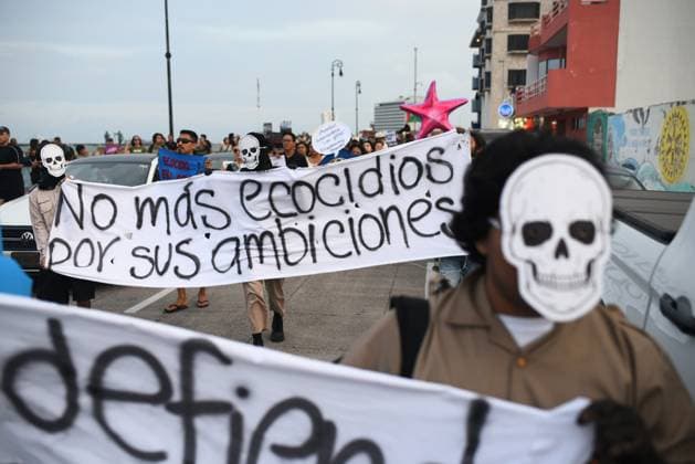 March for the Sea protest held in Veracruz against oil spills VERACRUZ, MEXICO - APRIL 5: Protesters march along the waterfront of the Port of Veracruz during the March for the Sea demonstration against hydrocarbon spills in Veracruz, Mexico, on April 5, 2026. Rolando Ramos Anadolu Veracruz Mexico. Editorial use only. Please get in touch for any other usage.  Copyright: x2026xAnadoluxRolandoxRamosx