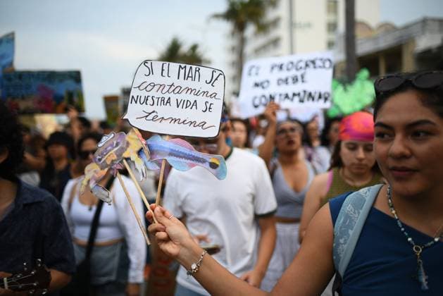 March for the Sea protest held in Veracruz against oil spills VERACRUZ, MEXICO - APRIL 5: Protesters march along the waterfront of the Port of Veracruz during the March for the Sea demonstration against hydrocarbon spills in Veracruz, Mexico, on April 5, 2026. Rolando Ramos Anadolu Veracruz Mexico. Editorial use only. Please get in touch for any other usage.  Copyright: x2026xAnadoluxRolandoxRamosx