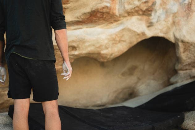 Climber with chalked hands prepares to climb boulder with copy space Joshua Tree, California, United States CR_AKAO260401B-1972964-01 ,model released, Symbolfoto