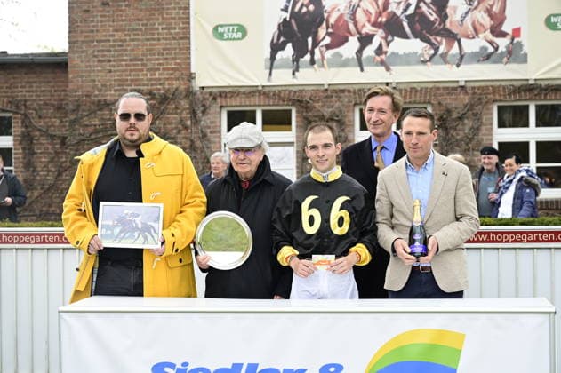 Award ceremony 5 races, Stall Route 66, Bernd Reese, Henk Greve, Gestüt Elbetal, Aster, Thore Hammer Hansen, v Outstrip, Adrian with Gerhard Schöningh at the Grand Opening of the 2026 season at Hoppegarten racecourse Berlin, 05 04 2026 Copyright: xMatthiasxWehnertx