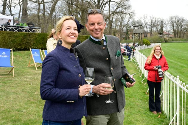Patrick Graf von Faber Castell with wife Sandra Sophie Gräfin von Faber Castell at the grand opening of the 2026 season at Hoppegarten racecourse Berlin, 05 04 2026 Foto:xM.xWehnertx xFuturexImagex hoppegarten_6472