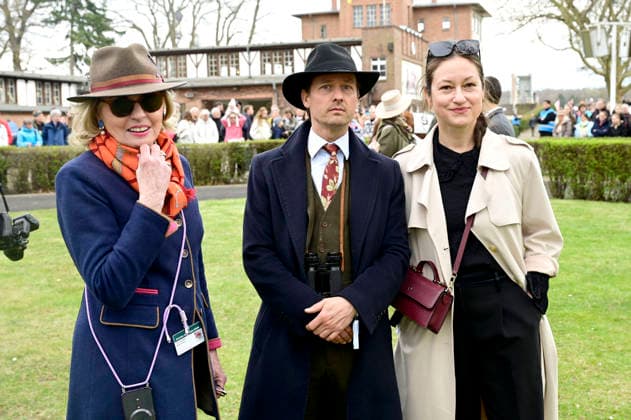 Tini Gräfin von Rothkirch, Tom Schilling and Annie Schilling at the grand opening of the 2026 season at Hoppegarten racecourse Berlin, 05 04 2026 Foto:xM.xWehnertx xFuturexImagex hoppegarten_6475