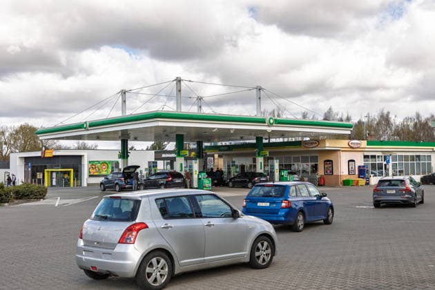 06.04.2026 - Deutsche Bürger tanken in Polen billigeren Kraftstoff in ihr Fahrzeug, weil die Preise pro Liter in Deutschland über zwei Euro liegen und dadurch sehr teuer sind Dobra Lubieszyn Westvorpommern Polen *** 06 04 2026 German citizens fill up their vehicles with cheaper fuel in Poland because the price per liter in Germany is over two euros and therefore very expensive Dobra Lubieszyn Western Pomerania Poland