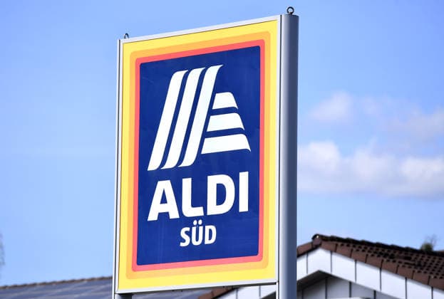 Flughafen Düsseldorf am 06.04.2026 in Düsseldorf Lohausen Aldi Süd Filiale in der nähe des Flughafens Der Flughafen Düsseldorf ist der wichtigste Flughafen des Landes Nordrhein-Westfalen. Nordrhein-Westfalen Deutschland *** Düsseldorf Airport on 06 04 2026 in Düsseldorf Lohausen Aldi Süd store near the airport Düsseldorf Airport is the most important airport in the state of North Rhine-Westphalia North Rhine-Westphalia Germany