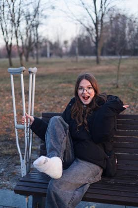 Happy teenage girl with a broken leg in a plaster cast and crutches Kharkiv, Kharkiv Oblast, Ukraine R_VZYA260404-1991151-01 ,model released, Symbolfoto