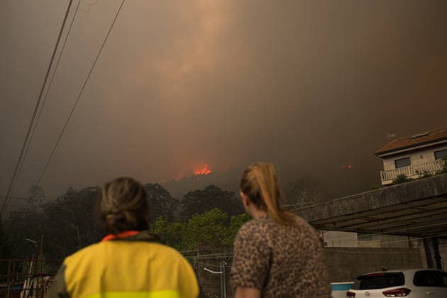 Forest fire near the National Airport of Vigo Peinador Several people observe the forest fire in the Galleiro mountain, on April 6, 2026, in Ribadetea, Ponteareas, Pontevedra, Galicia Spain The Galleiro mountain fire began at 14 47 hours in the parish of Ribadetea, in the municipality of Ponteareas According to the Consellería do Medio Rural, three airplanes, two helicopters, fifteen brigades, seven motor-pumps, ten agents, a shovel and a technician are operating in the area 06 APRIL 2026 Elena Ferná Ribadetea, Ponteareas, Pontevedr Ribadetea, Ponteareas, Pontevedr Spain  Copyright: xElenaxFernandezx 7418879