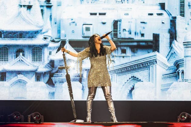 Laura Pausini performs at the Movistar Arena The singer Laura Pausini during her concert at the Movistar Arena, on April 6, 2026, in Madrid Spain Laura Pausini returns to the stage with her international tour Yo Canto World Tour 2026 2027 , The Italian artist returns to the stage two years after her last tour and after the release of Yo canto 2 and I Canto 2, her cover albums in which she pays tribute to the great stars of Spanish and Italian music that have inspired her throughout her life 06 APRIL 2026 Madrid Madrid Espana  Copyright: xRicardoxRubiox 7418968