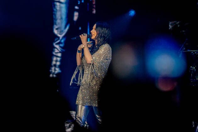 Laura Pausini performs at the Movistar Arena The singer Laura Pausini during her concert at the Movistar Arena, on April 6, 2026, in Madrid Spain Laura Pausini returns to the stage with her international tour Yo Canto World Tour 2026 2027 , The Italian artist returns to the stage two years after her last tour and after the release of Yo canto 2 and I Canto 2, her cover albums in which she pays tribute to the great stars of Spanish and Italian music that have inspired her throughout her life 06 APRIL 2026 Madrid Madrid Espana  Copyright: xRicardoxRubiox 7418970