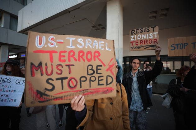 Protest in Tel Aviv against US and Israeli attacks on Iran and Lebanon TEL AVIV, ISRAEL - APRIL 6: Dozens of Israeli demonstrators gather outside the US Embassy to protest US and Israeli attacks on Iran and Lebanon, calling for an end to the war in Tel Aviv, Israel on April 6, 2026. Saeed Qaq Anadolu Tel Aviv Israel. Editorial use only. Please get in touch for any other usage.  Copyright: x2026xAnadoluxSaeedxQaqx